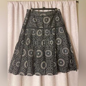 Beautiful printed skirt size 6 very little to add to be complete